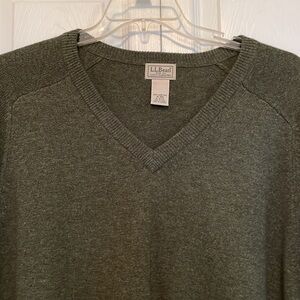 Men’s LL Bean Sz XL 100% Lambs’ Wool olive knit sweater. V neck long sleeved